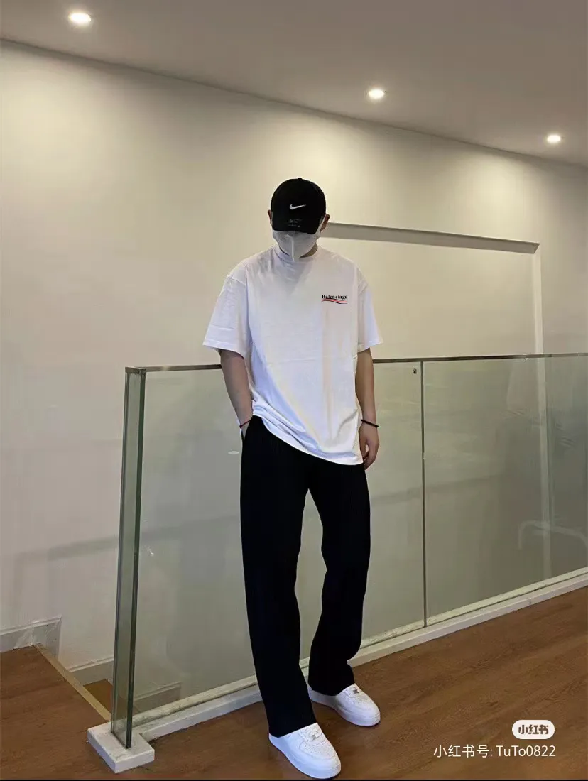 P80✨🔥 BALENCIAGA Paris Classic Coke letter printed short-sleeved T-shirt. Custom-woven and dyed 280g combed cotton heavyweight fabric. Zero color difference in threads. Perfect details. Differentiate from the current currency version. Welcome to compare. Same Style for men and women. Must-sell in the picture above. Color: White Black Size: 1 2 3 4